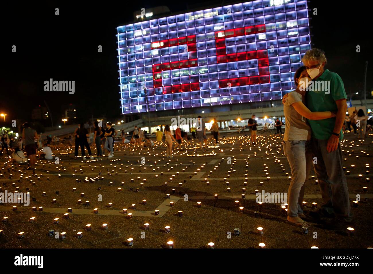 (201030) TEL AVIV, Oct. 30, 2020 (Xinhua) People light candles