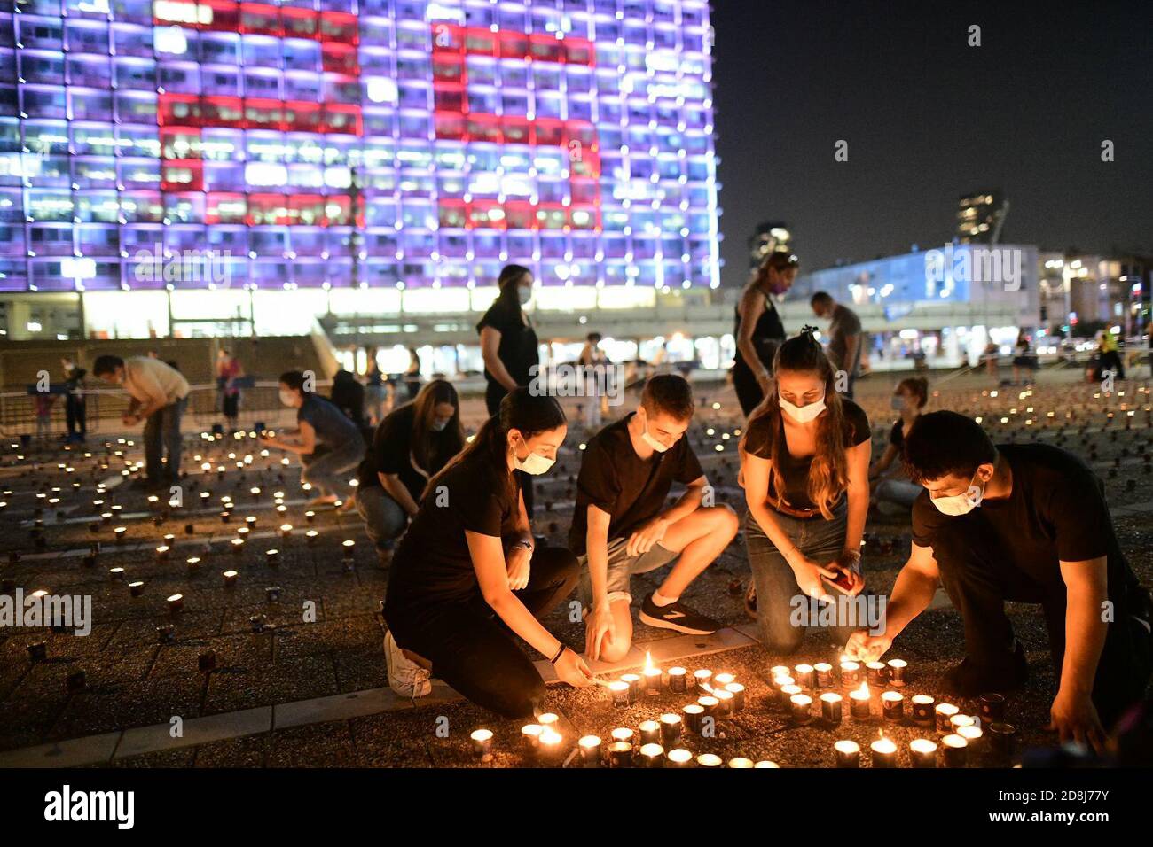(201030) TEL AVIV, Oct. 30, 2020 (Xinhua) People light candles