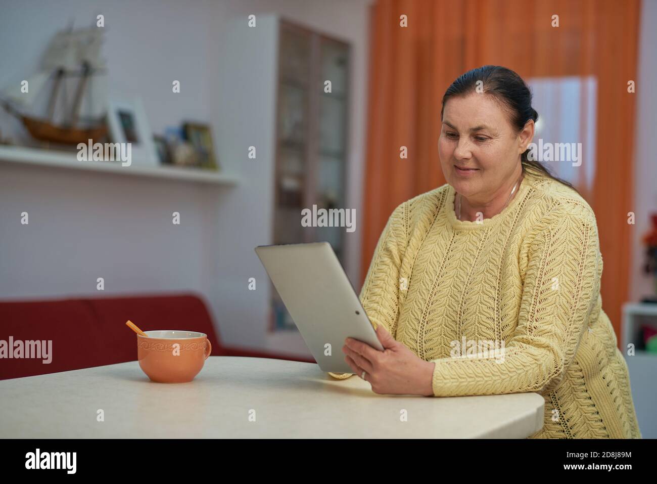 Mature curvy woman hi-res stock photography and images - Alamy