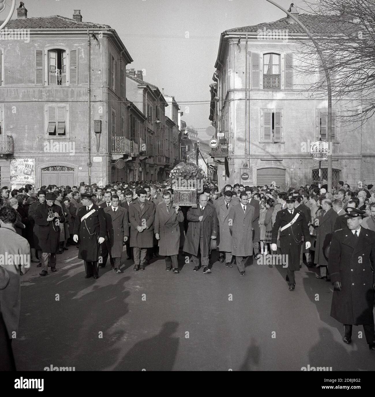 Funeral of Fausto Coppi. Crowd following the coffin, Castellania  (Alessandria), 4 January 1960.---Funerali di Fausto Coppi. Folla al seguito  del feretro, Castellania (Alessandria), 4 gennaio 1960 Stock Photo - Alamy