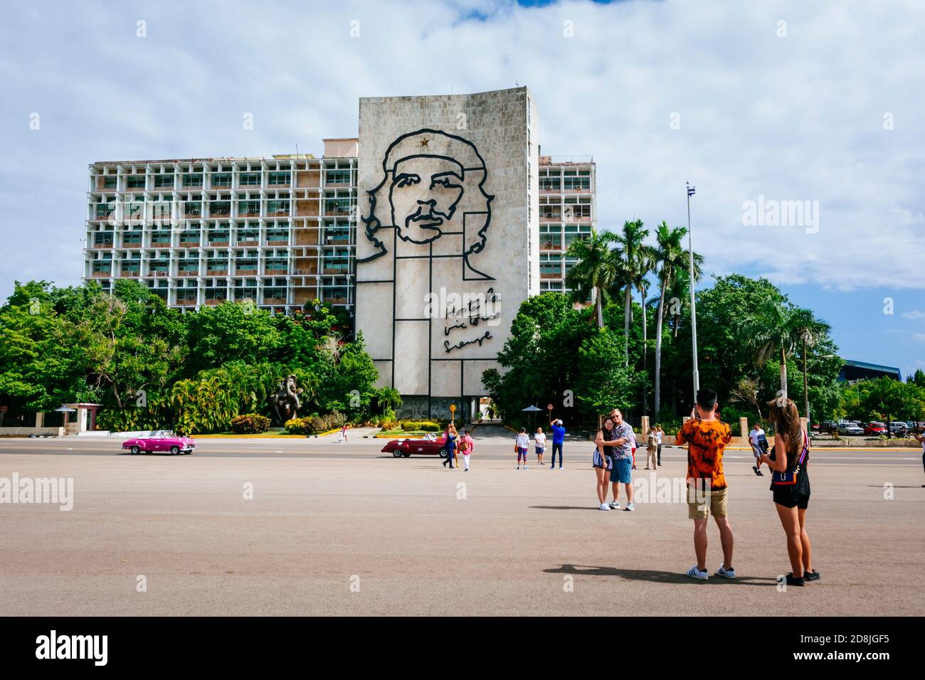 Tourists photograph the image of Che Guevara on the front of the Ministry of Interior building in Revolution Square. La Habana - La Havana, Cuba, Lati Stock Photo