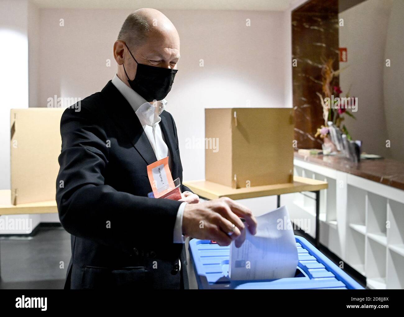 Ludwigsfelde, Germany. 30th Oct, 2020. Olaf Scholz (SPD), candidate for the chancellorship, gives his vote in the election for constituency 061 at the constituency conference of the Brandenburg SPD. Credit: Britta Pedersen/dpa-Zentralbild/dpa/Alamy Live News Stock Photo