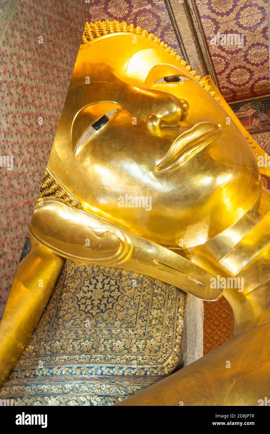 Gold statue of lying buddha thailand hi-res stock photography and ...