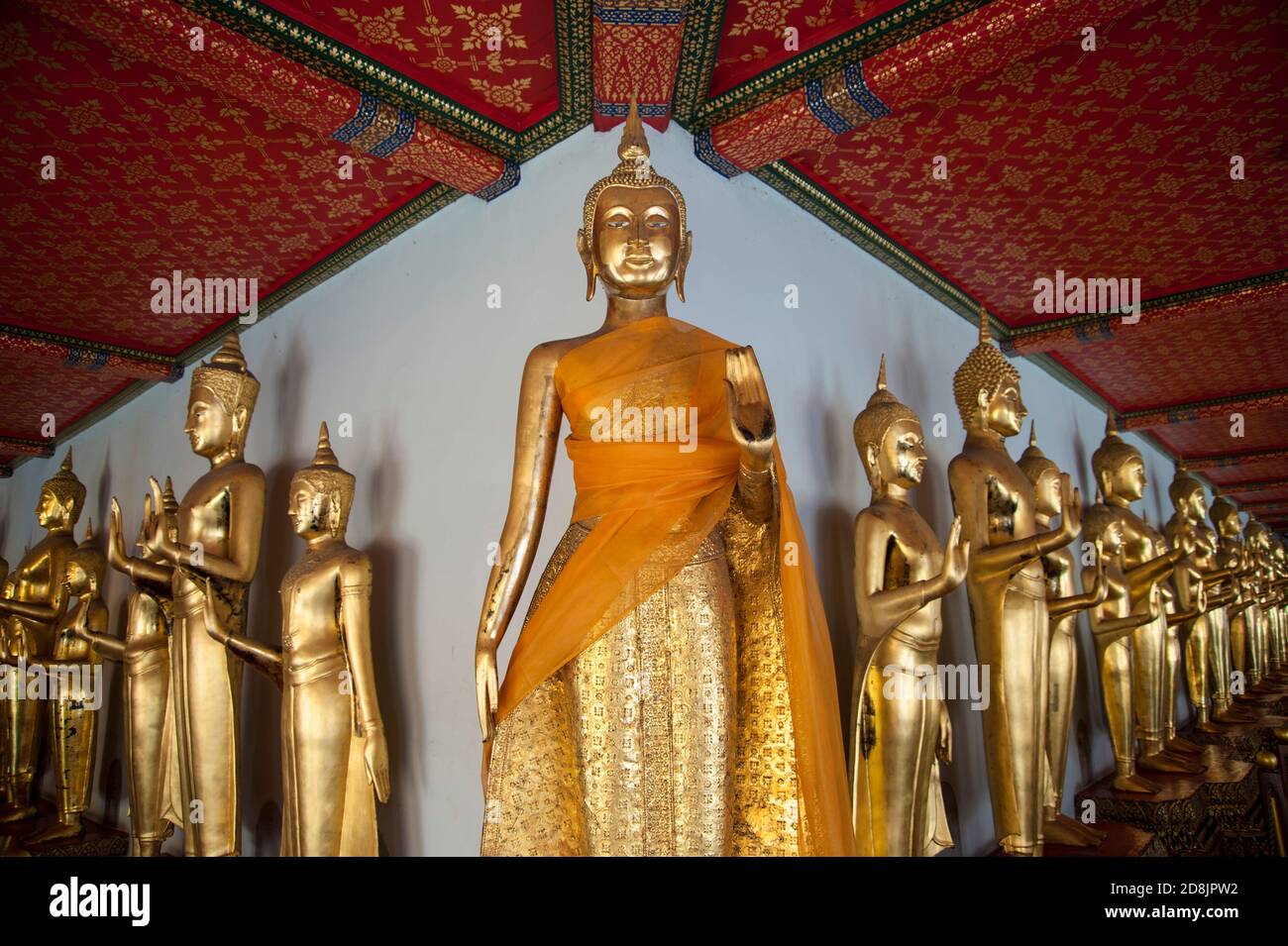 Buddha Statues In The Cloister, Different Sizes Golden Buddhas At Wat ...