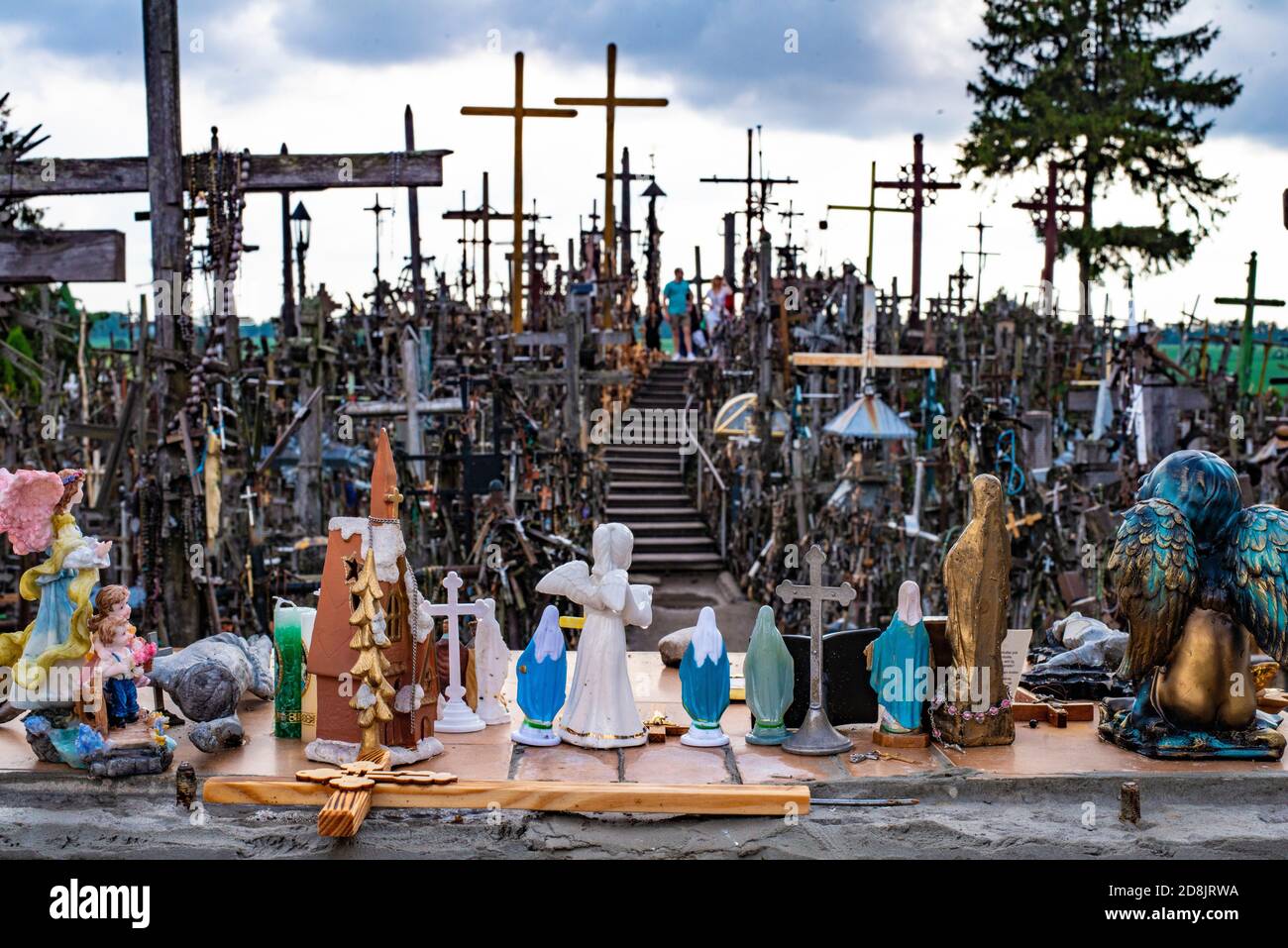 LITHUANIA, SIAULIAI,  Small kitsch figures of Maria and angels on the hill of crosses (Kryzio Kainas) an imprtant place of pilgrimage Stock Photo