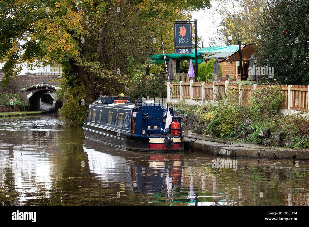 Canal boats on the Coventry canal in Atherstone, North Warwickshire. A canal boat moored alongside the Kings Head Pub in Atherstone. In October 2020 lock number two on the Atherstone flight of locks was broken resulting in boats being held up creating a queue of boats waiting to progress along the waterway. Stock Photo