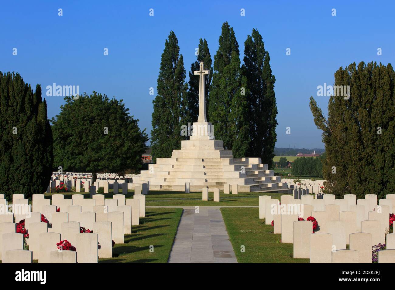 The Cross of Sacrifice built on a German pill box amidst thousands of Commonwealth graves at Tyne Cot Cemetery (1914-1918) in Zonnebeke, Belgium Stock Photo
