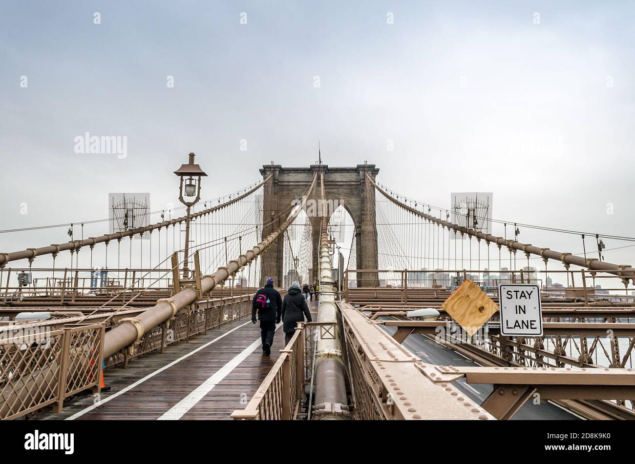 Couple walking brooklyn bridge hi-res stock photography and images - Alamy