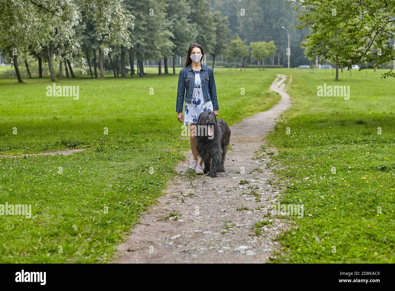 Woman walks outside wearing mask hi-res stock photography and images ...