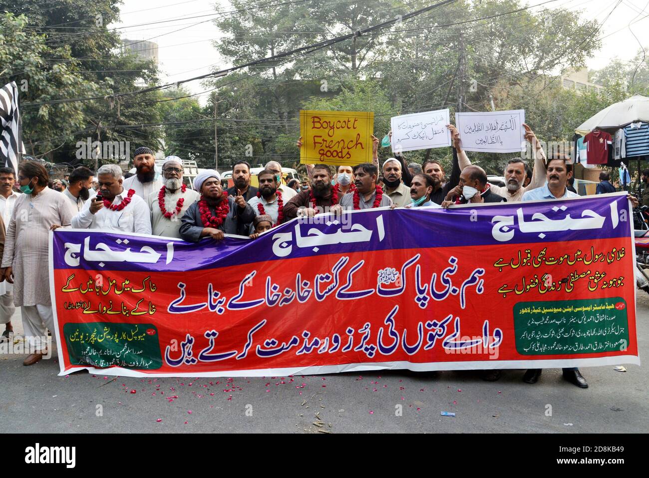 Lahore, Pakistan. 29th Oct, 2020. Pakistani activists from different