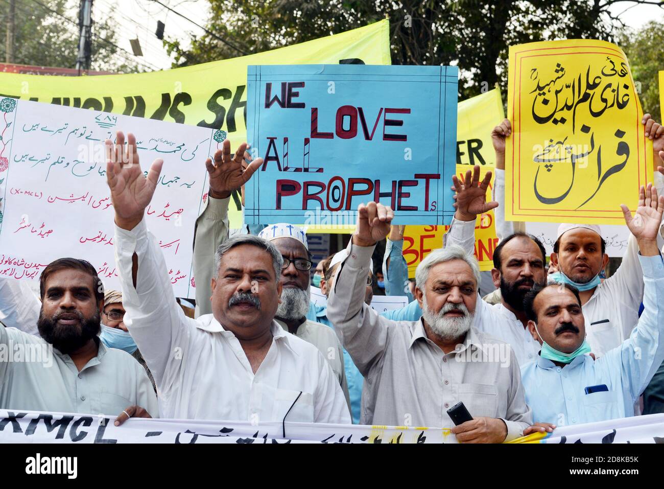 Lahore, Pakistan. 29th Oct, 2020. Pakistani activists from different