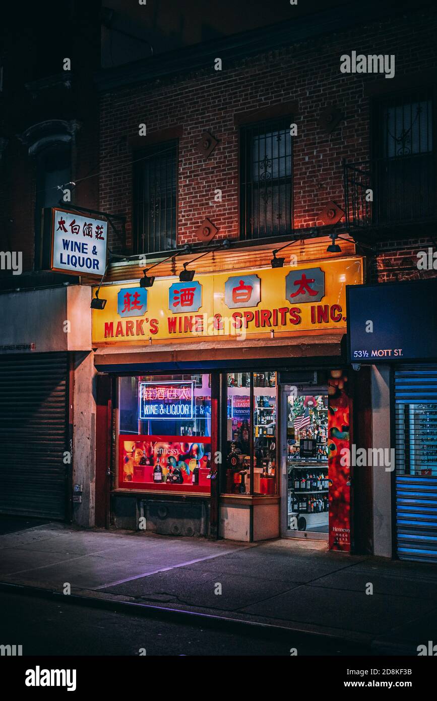 Liquor store, in Chinatown, Manhattan, New York City Stock Photo Alamy