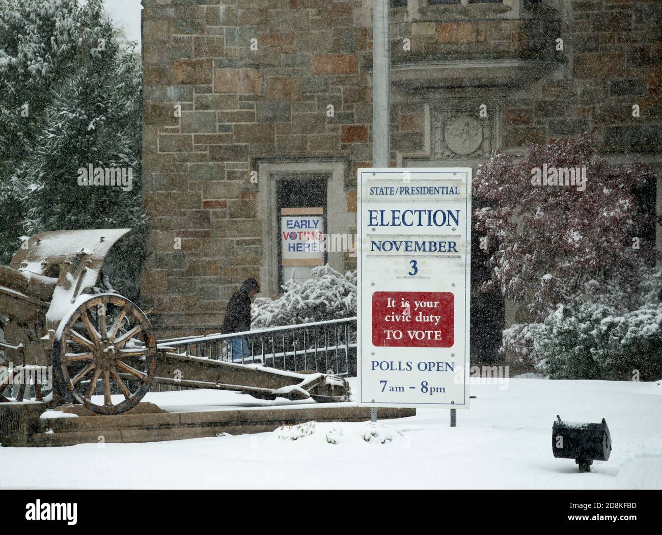 Norwood, Massachusetts, USA, 30 Oct 2020:  Last day of early in-person voting in the 2020 American national election. Stock Photo