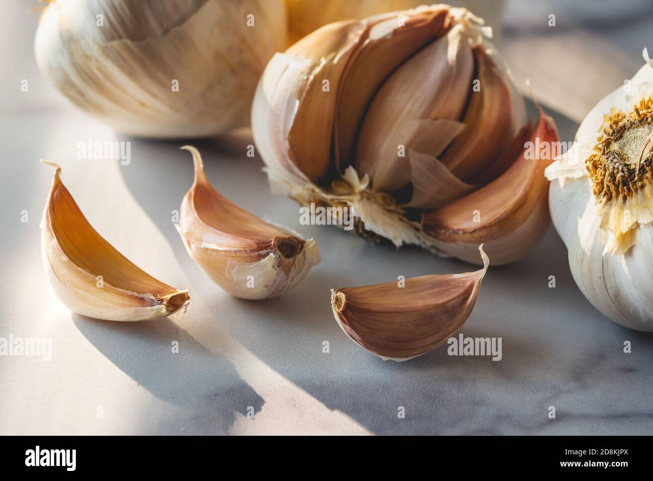 Peeling garlic cloves recipe hi-res stock photography and images - Alamy