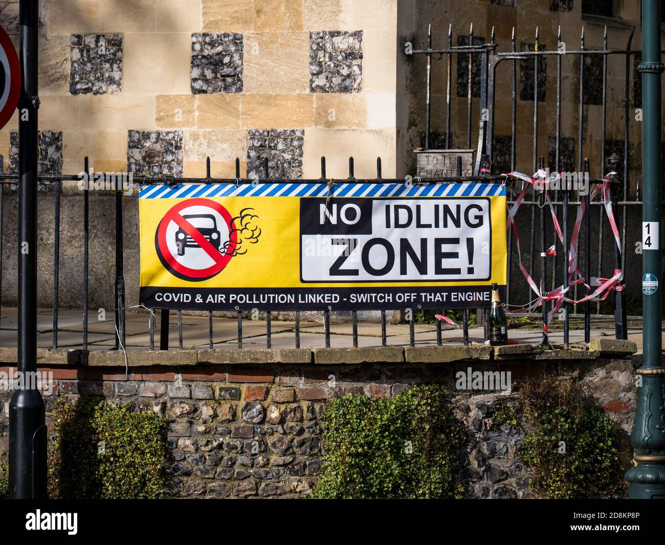 Sign for No Idling Zone, Making Link with Covid 19, Henley-on-Thames, Oxfordshire, England, UK, GB. Stock Photo