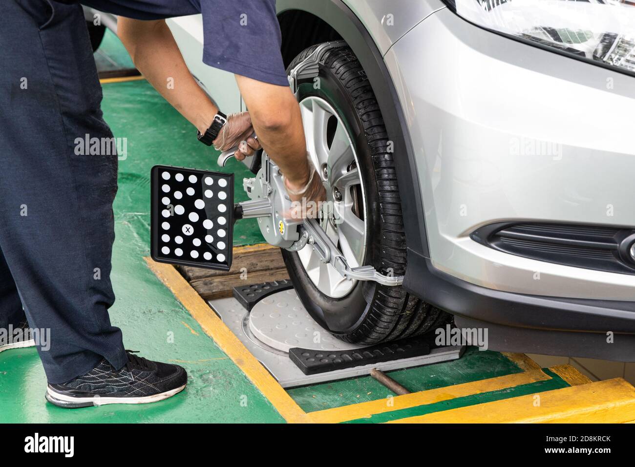 Car wheel alignment hires stock photography and images Alamy
