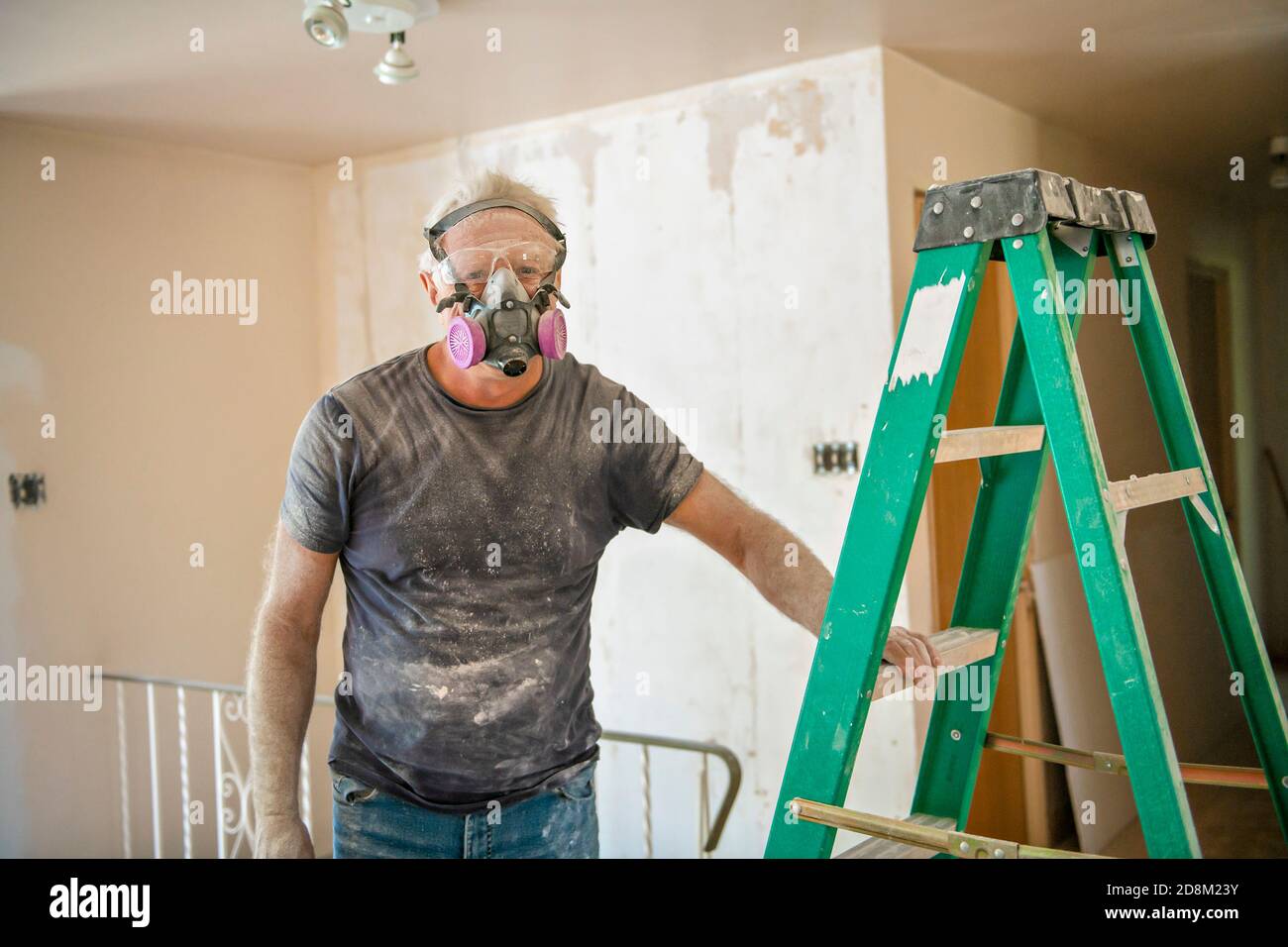 Worker scrubbing the wall with sandpaper machine Stock Photo Alamy