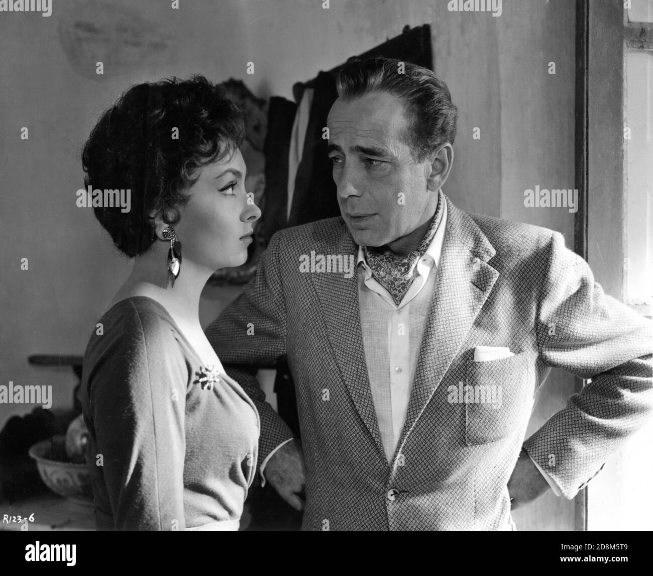 GINA LOLLOBRIGIDA and HUMPHREY BOGART in BEAT THE DEVIL 1953 director JOHN HUSTON novel Claud Cockburn screenplay Truman Capote and John Huston UK - Italy - USA co-production Romulus Films / Dear Film / Santana Pictures Corporation Stock Photo