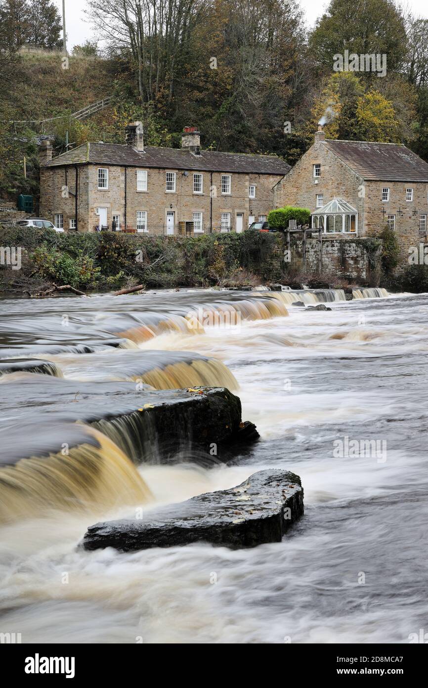 Barnard Castle, Teesdale, County Durham, UK. 31st October 2020. UK Weather. With river levels already high in northern England due to recent rains, they are expected to rise further as Storm Aiden and then the remnants of ex hurricane Zeta cross the UK over the weekend. Credit: David Forster/Alamy Live News Stock Photo