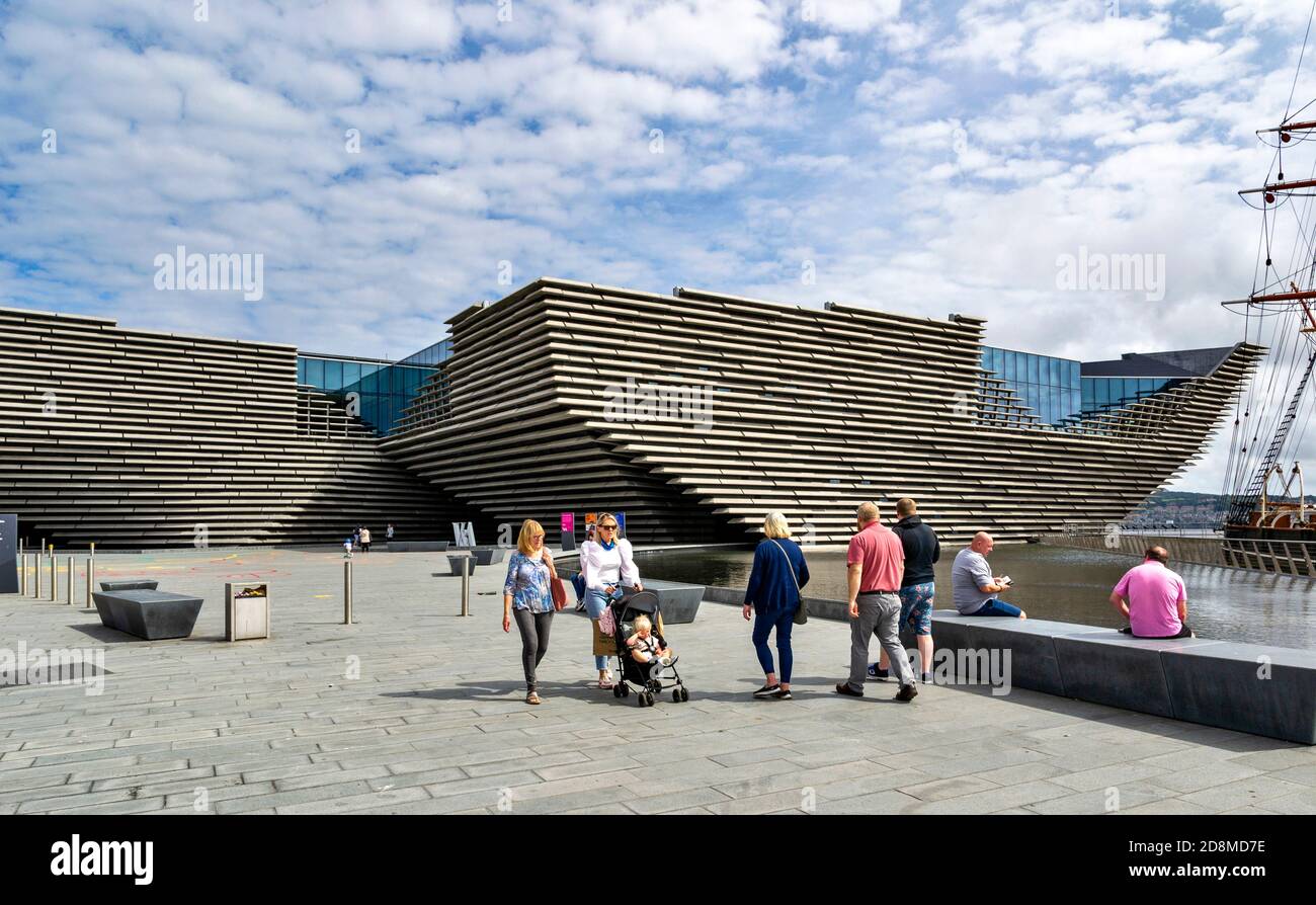 DUNDEE SCOTLAND THE V & A DESIGN MUSEUM  PEOPLE OUTSIDE THE BUILDING IN SUMMER Stock Photo