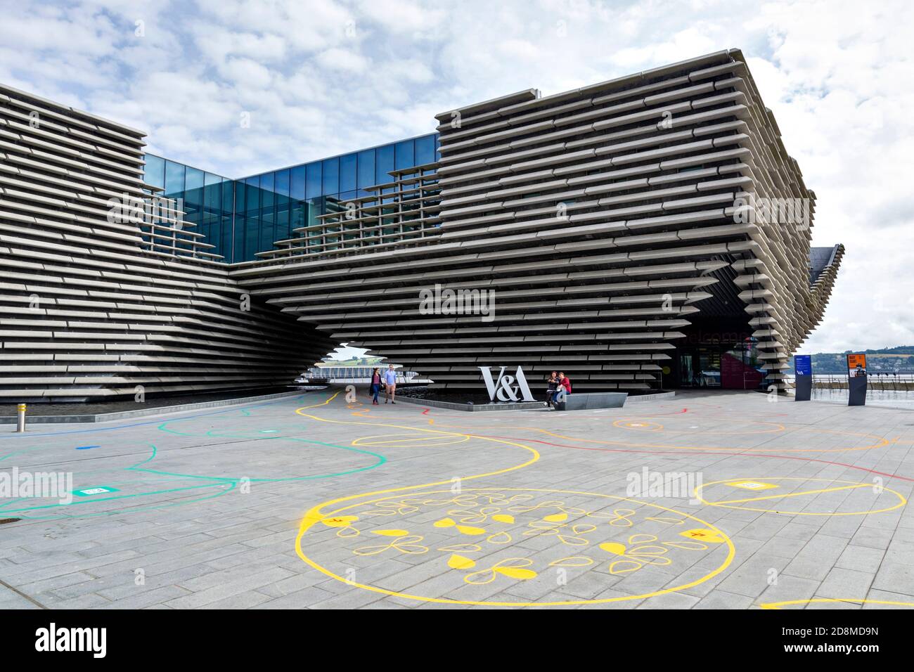 DUNDEE SCOTLAND THE V & A DESIGN MUSEUM PEOPLE AND COLOURED PATTERNS ON THE PAVEMENT Stock Photo