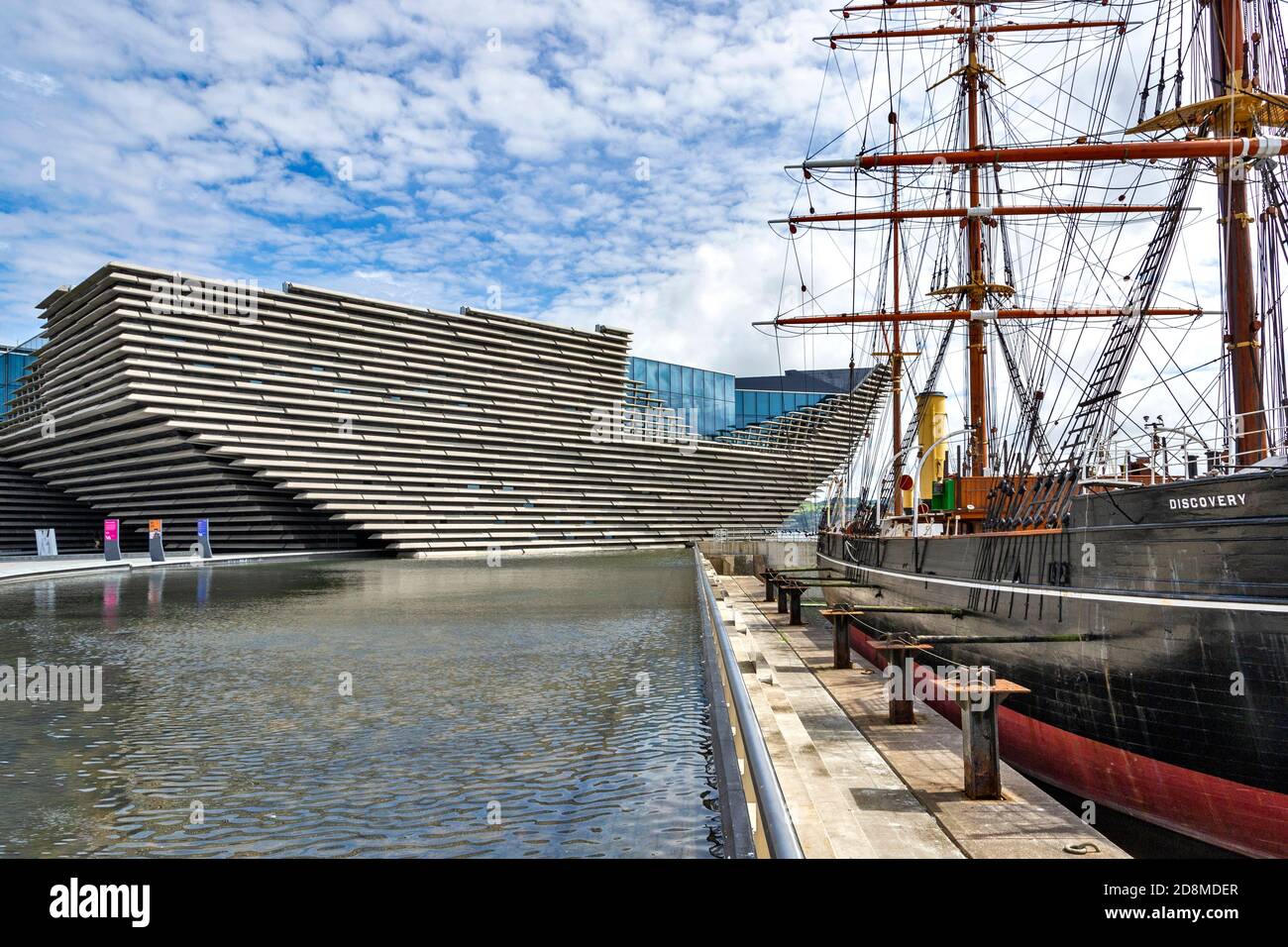 DUNDEE SCOTLAND THE V & A DESIGN MUSEUM WITH RRS DISCOVERY SHIP MOORED ALONGSIDE Stock Photo