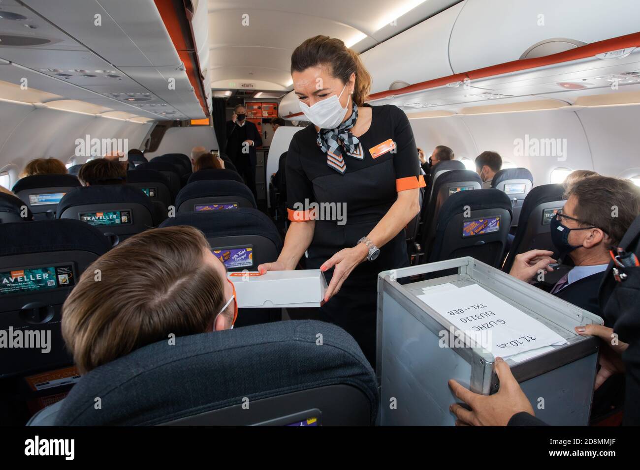 Easyjet Stewardess High Resolution Stock Photography And Images Alamy