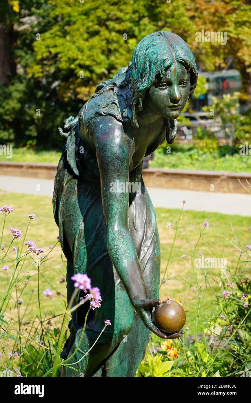 Close-up view of the bronze sculpture „Kugelspielerin“ by Walter Schott. Location: A small public garden 'Kö-Gärtchen' which was created in 1927. Stock Photo