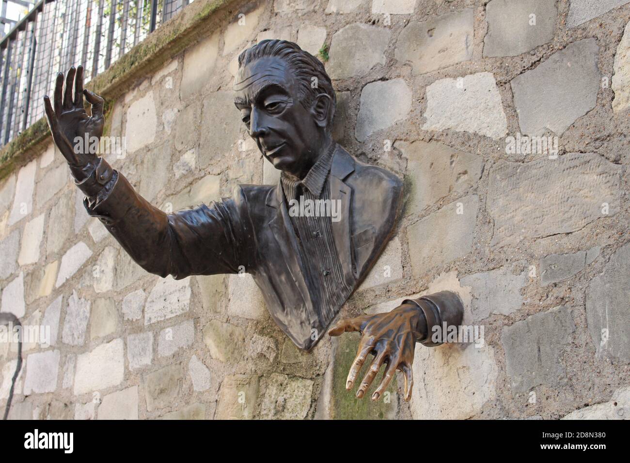 Paris, la butte Montmartre, le passe-muraille Stock Photo