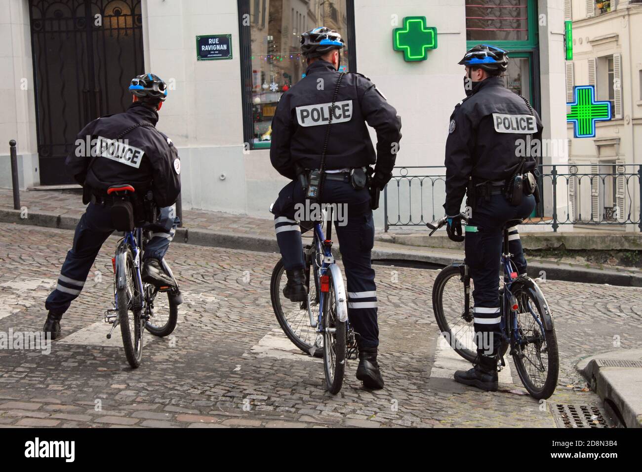 Paris, la butte Montmartre, patrouille de police à vélo Stock Photo - Alamy