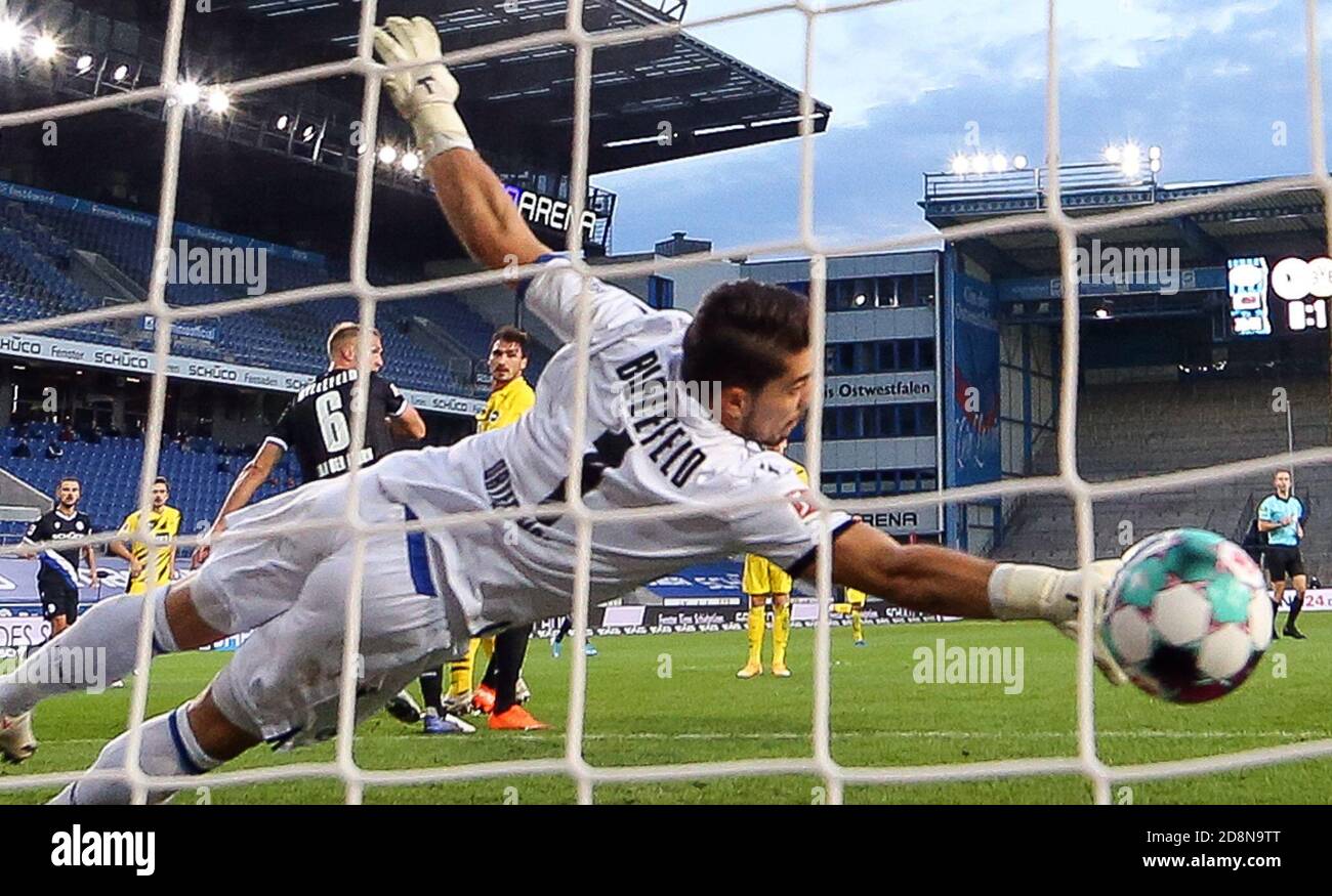 31 October 2020, North Rhine-Westphalia, Bielefeld: Football: Bundesliga, Arminia Bielefeld - Borussia Dortmund, 6th matchday in the Schüco-Arena. Bielefeld's goalkeeper Stefan Ortega (M) concedes the goal for the 0:2 against goal scorer Mats Hummels (centre left) from Dortmund. RECROP. Photo: Friso Gentsch/dpa - IMPORTANT NOTE: In accordance with the regulations of the DFL Deutsche Fußball Liga and the DFB Deutscher Fußball-Bund, it is prohibited to exploit or have exploited in the stadium and/or from the game taken photographs in the form of sequence images and/or video-like photo series. Stock Photo