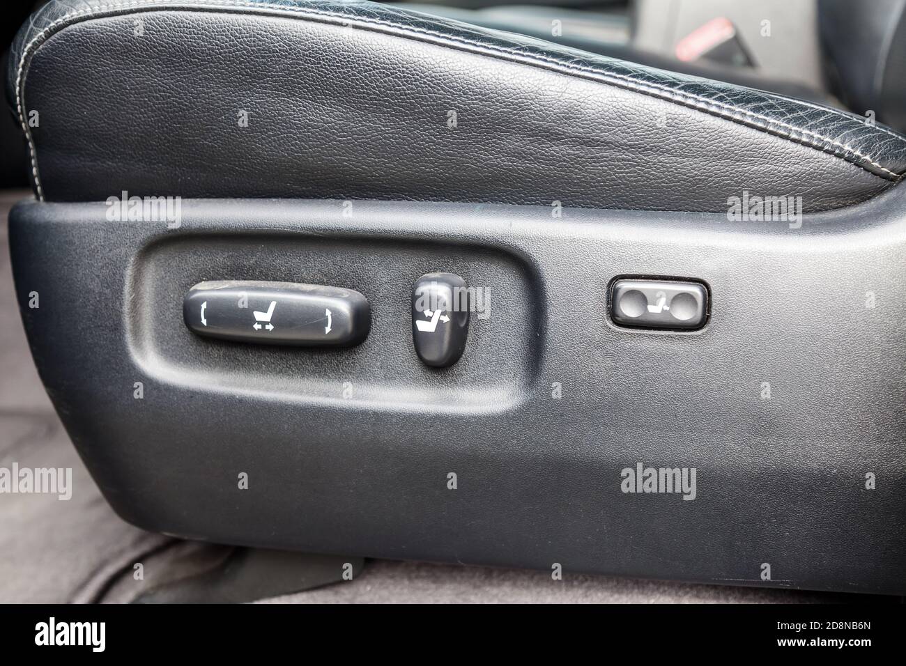 Buttons for adjusting the seat horizontally in height by tilting