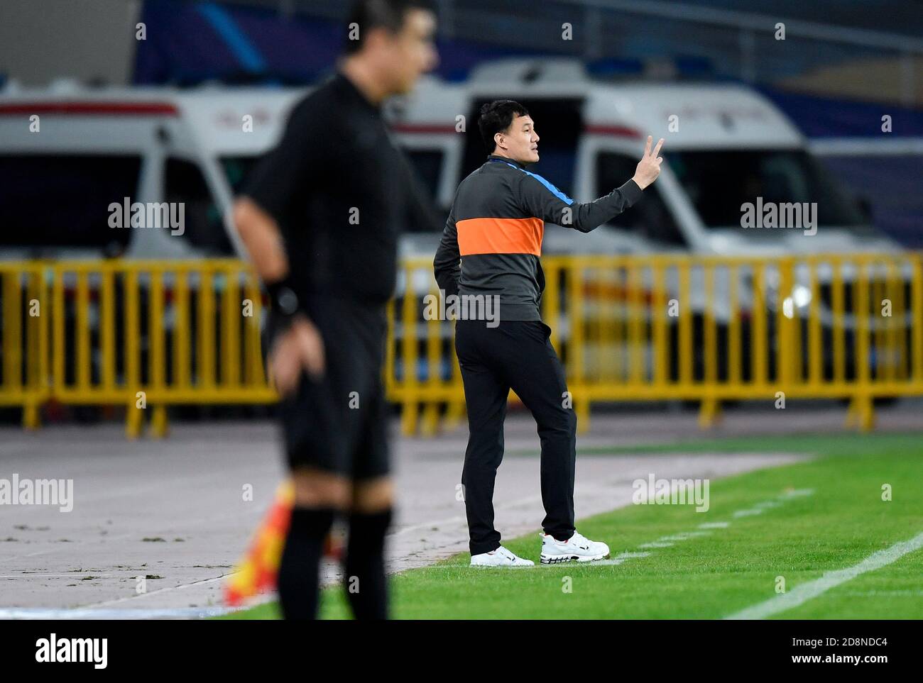 Suzhou China S Jiangsu Province 31st Oct Hao Wei R Head Coach Of Shandong Luneng Gestures Suzhou China S Jiangsu Province 31st Oct Hao Wei R Head Coach Of Shandong Luneng Gestures