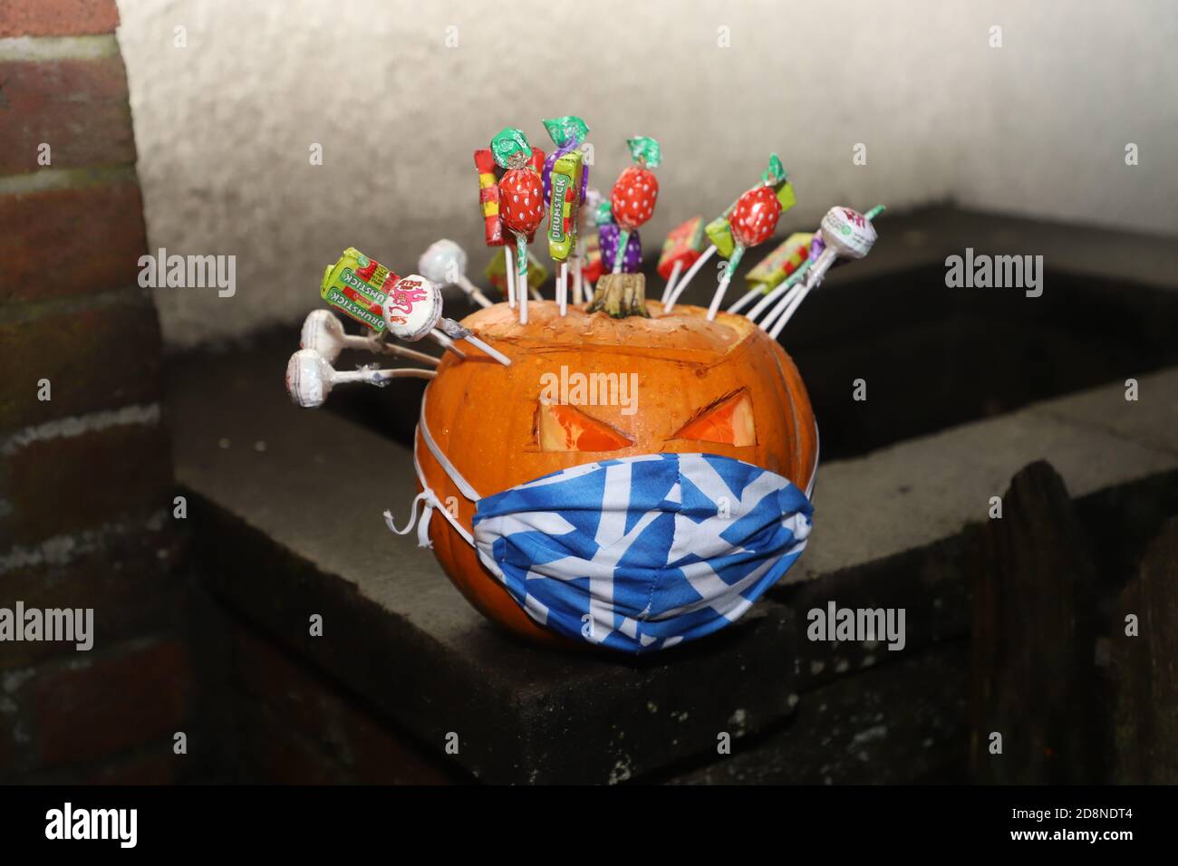 Dundee, UK. 31st October, 2020. Trick or treating in a post covid-19 world. Jack o Lanterns are decorated with lollipops to reduce face to face contact. Credit: Stephen Finn/Alamy Live News Stock Photo