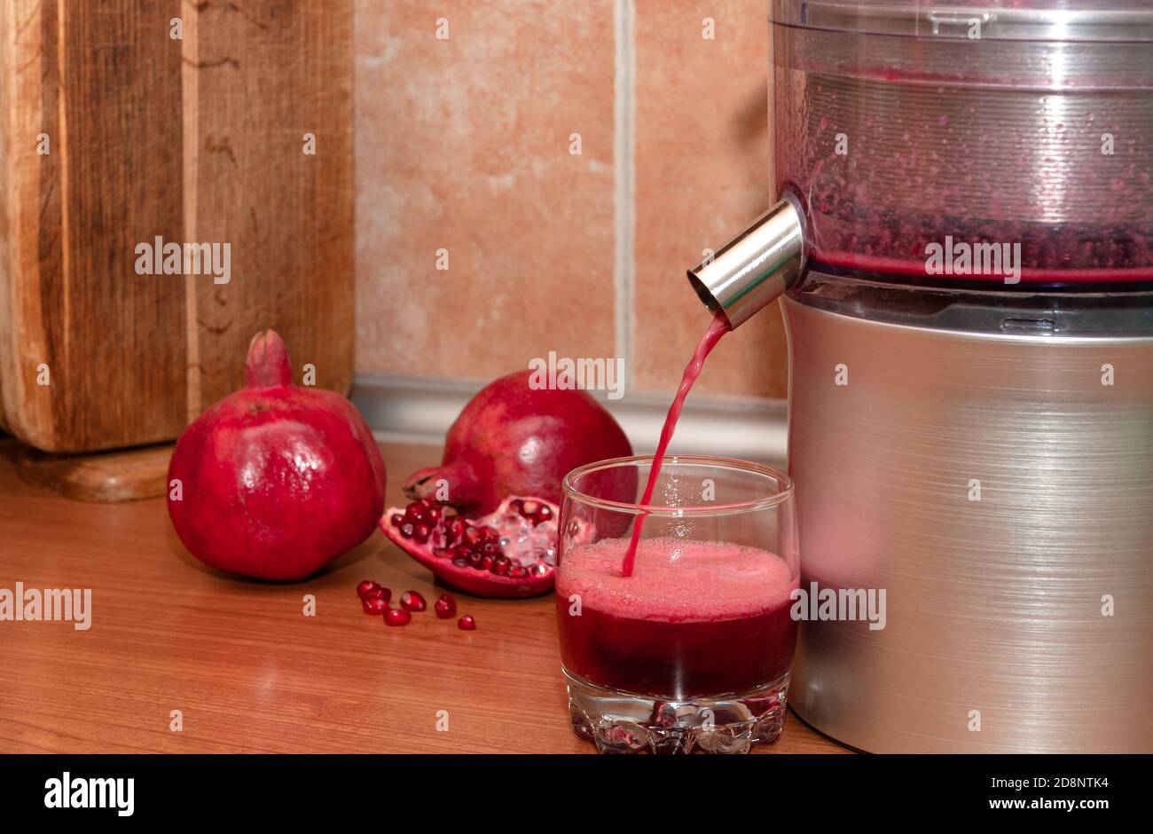 https://c8.alamy.com/comp/2D8NTK4/pomegranate-juice-pours-from-a-juicer-into-a-glass-making-juice-at-home-2D8NTK4.jpg
