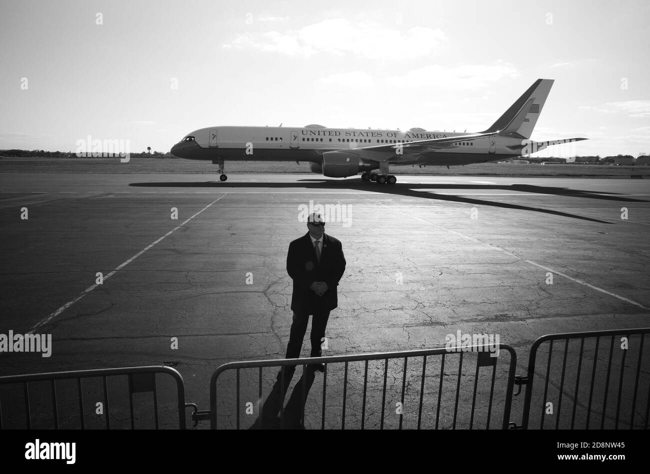 Ewing, New Jersey, USA. October 31, 2020: A U.S Secret Service Agent stands by as he waits for U.S. President Donald J. Trump and Air Force one to depart from Trenton Mercer Airport in Ewing, N. J. Trump is campaigning in several towns in Pennsylvania including, Butler and Reading, PA Credit: Brian Branch Price/ZUMA Wire/Alamy Live News Credit: ZUMA Press, Inc./Alamy Live News Stock Photo