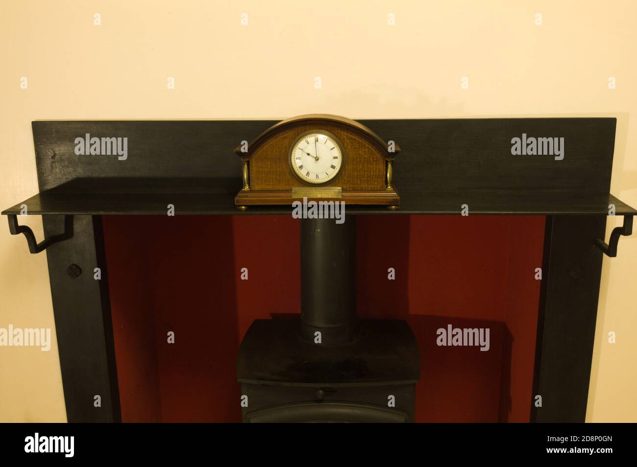 Old black mantle clock hi-res stock photography and images - Alamy