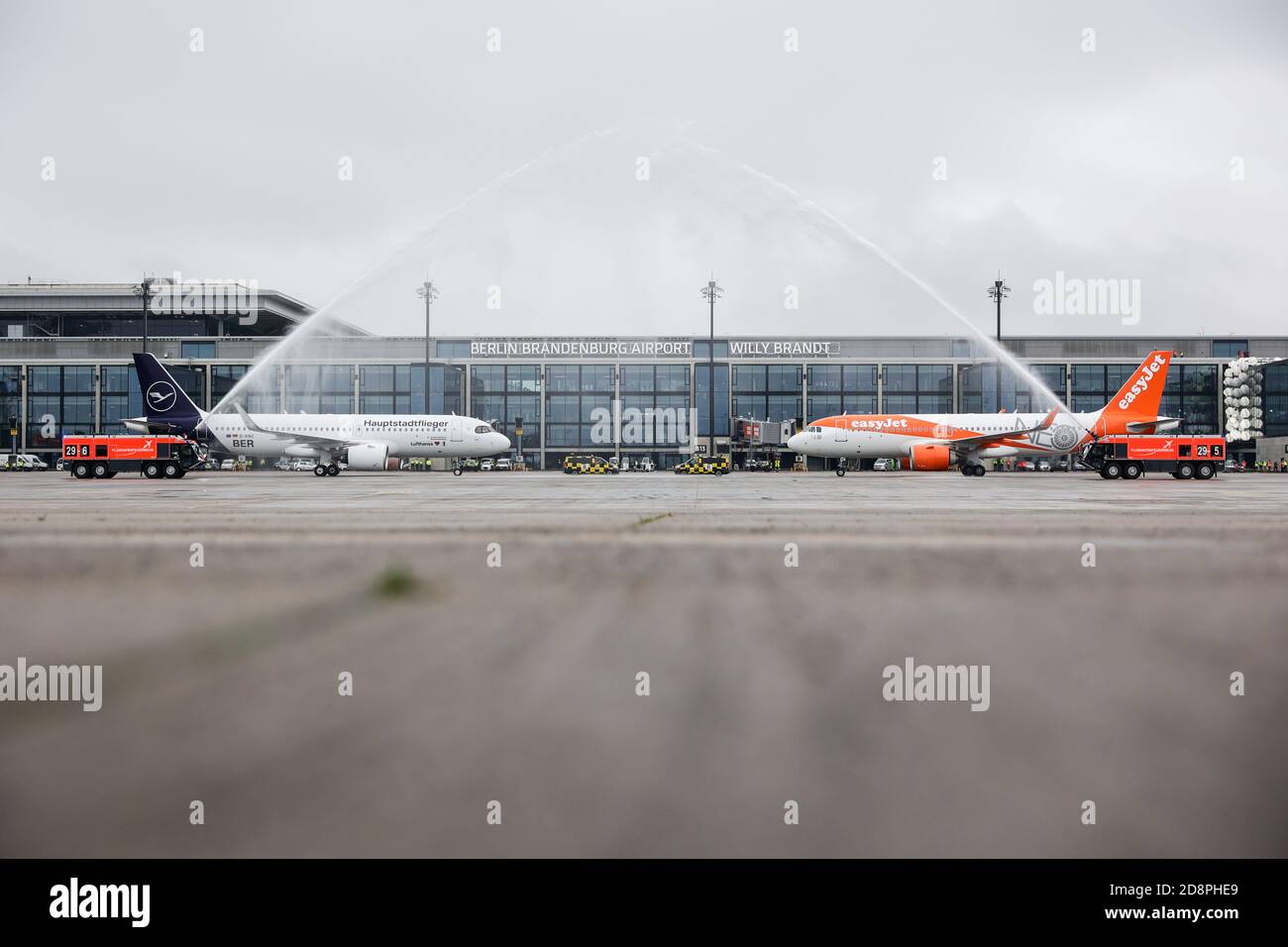(201101) -- BEIJING, Nov. 1, 2020 (Xinhua) -- A water salute ceremony is held to welcome a Lufthansa aircraft (L) and an EasyJet aircraft, the first flights to arrive at the newly-opened Berlin Brandenburg Airport in Schoenefeld, Germany, on Oct. 31, 2020. (Thomas Trutschel/photothek/Handout via Xinhua) Stock Photo