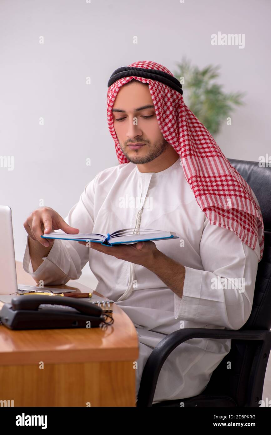Arab student research computer hi-res stock photography and images - Alamy
