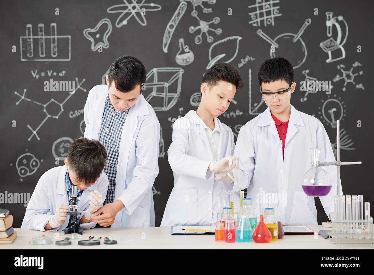Опыт и наука в образовании. Изучение химии в школе. Химия это наука. Учеба химия. Образование химия.