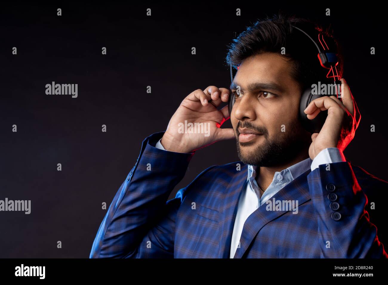 Indian businessman wearing headset hi-res stock photography and images ...
