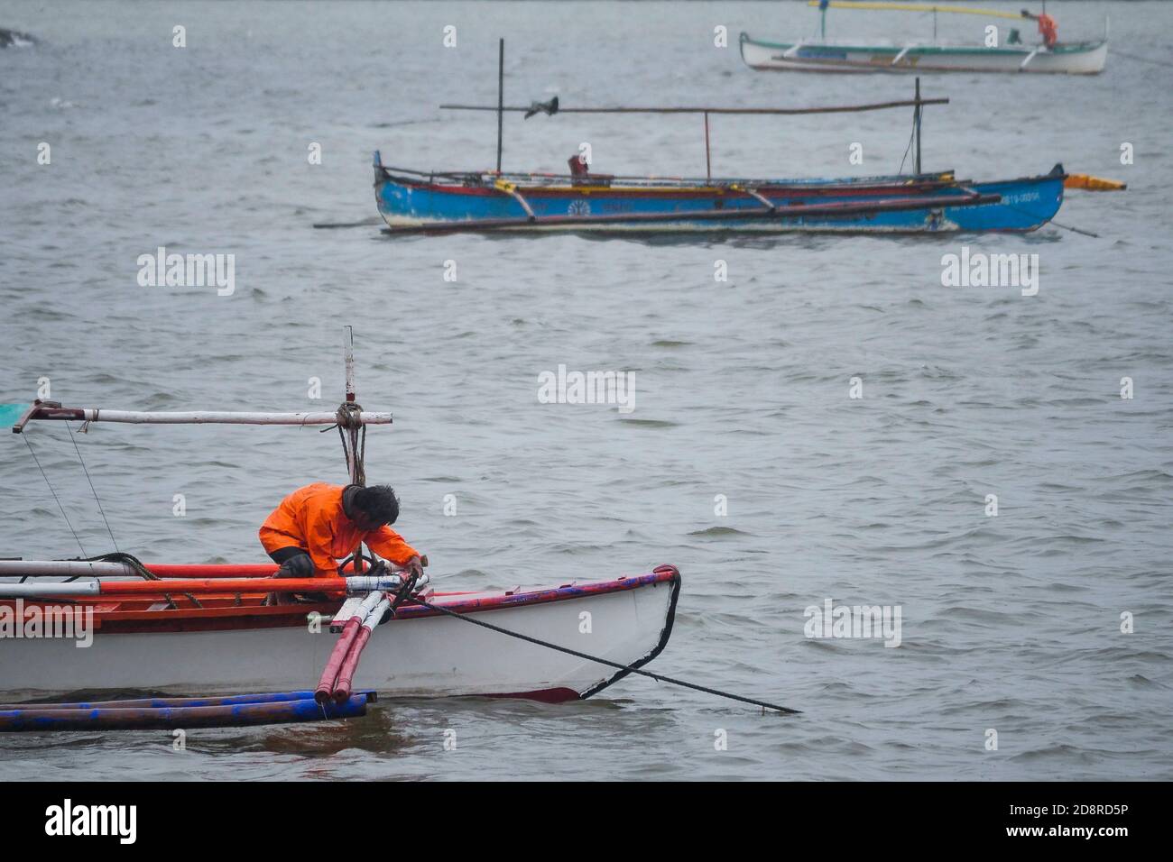 Manila, National Capital Region, Philippines. 1st Nov, 2020. Super typhoon Goni (Rolly) begins to hit areas between Luzon and Visayan regions. Manila experiences intermittent rain and wind.Boatman secures the rope as they park their boats near the shore. So, boats will not get damage when strong winds, from typhoon Goni, hits because it can smash the boats to Manila Bay's break water wall. Credit: George Buid/ZUMA Wire/Alamy Live News Stock Photo