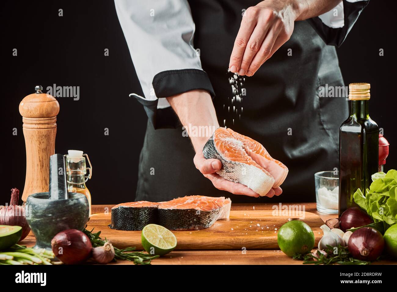 Sprinkle pepper cooking chef hand hi-res stock photography and images ...