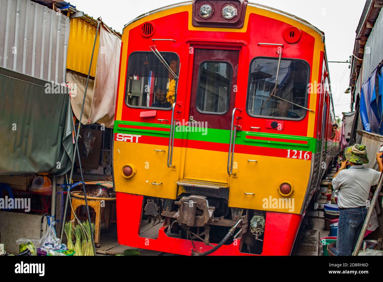 Mae Klong Railway Market (Hoop Rom Market)