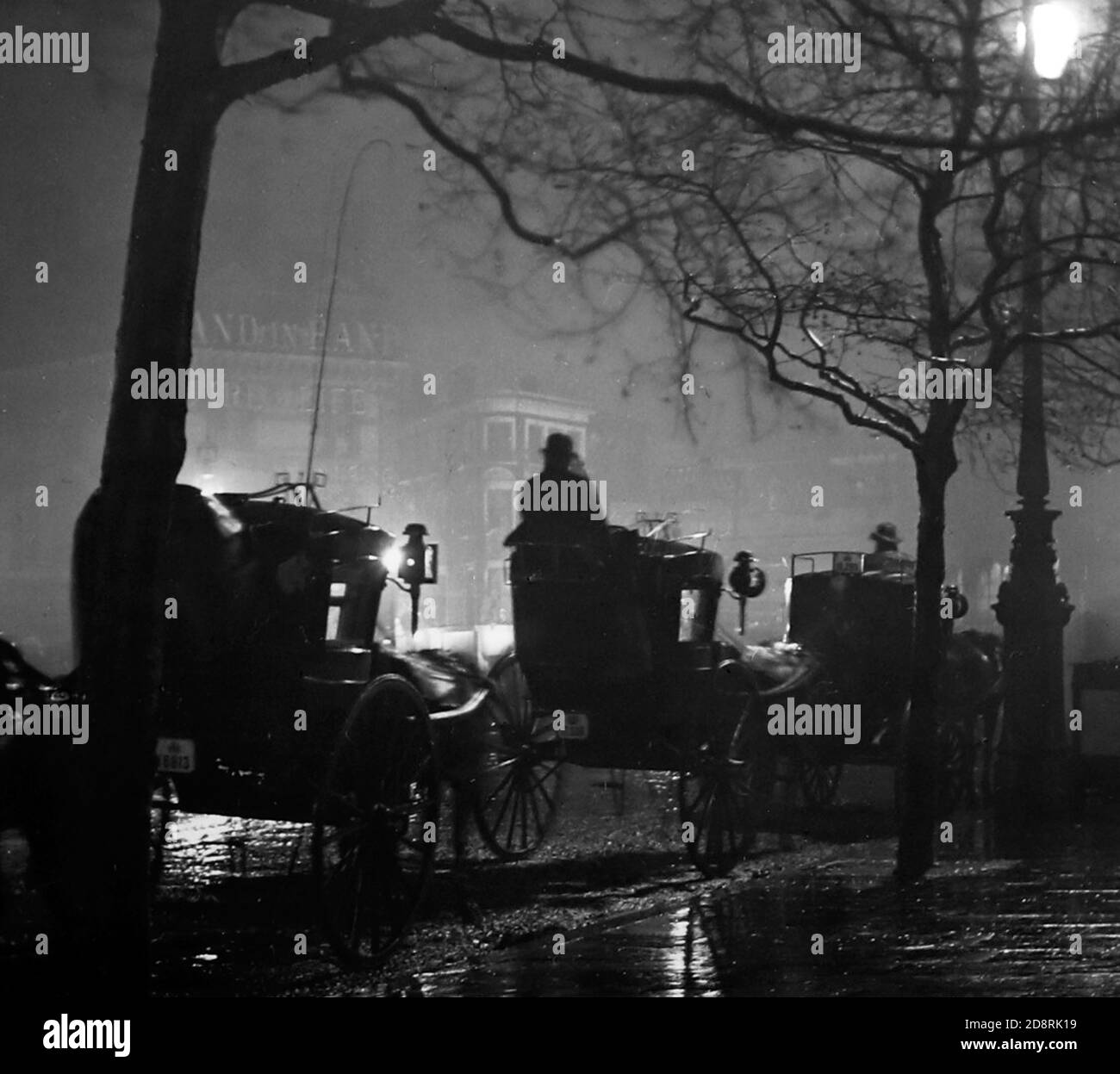 London at night, cabbies waiting for passengers, early 1900s Stock Photo