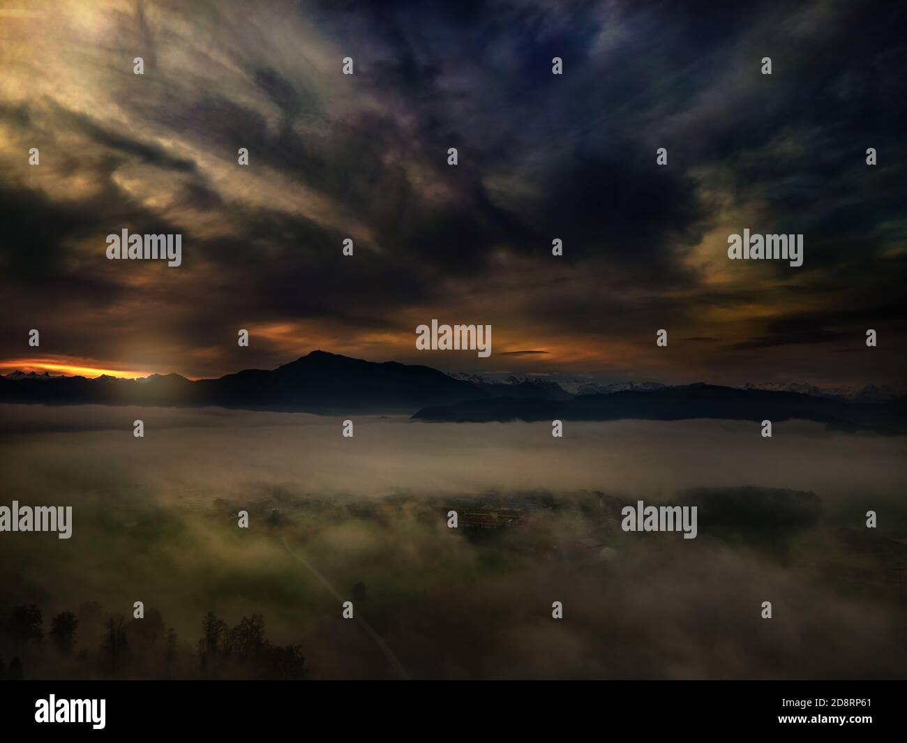 Misty foggy silhouette mountains hi-res stock photography and images ...