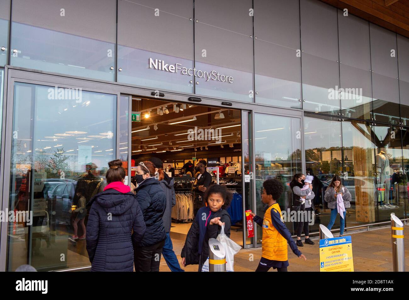 partner Samler blade pence Taplow, Buckinghamshire, UK. 1st November, 2020. Shoppers queue to enter  the Nike Factory Shop. The car park at the Bishop Centre Retail Park in  Taplow, Buckinghamshire this morning was full. Shoppers were