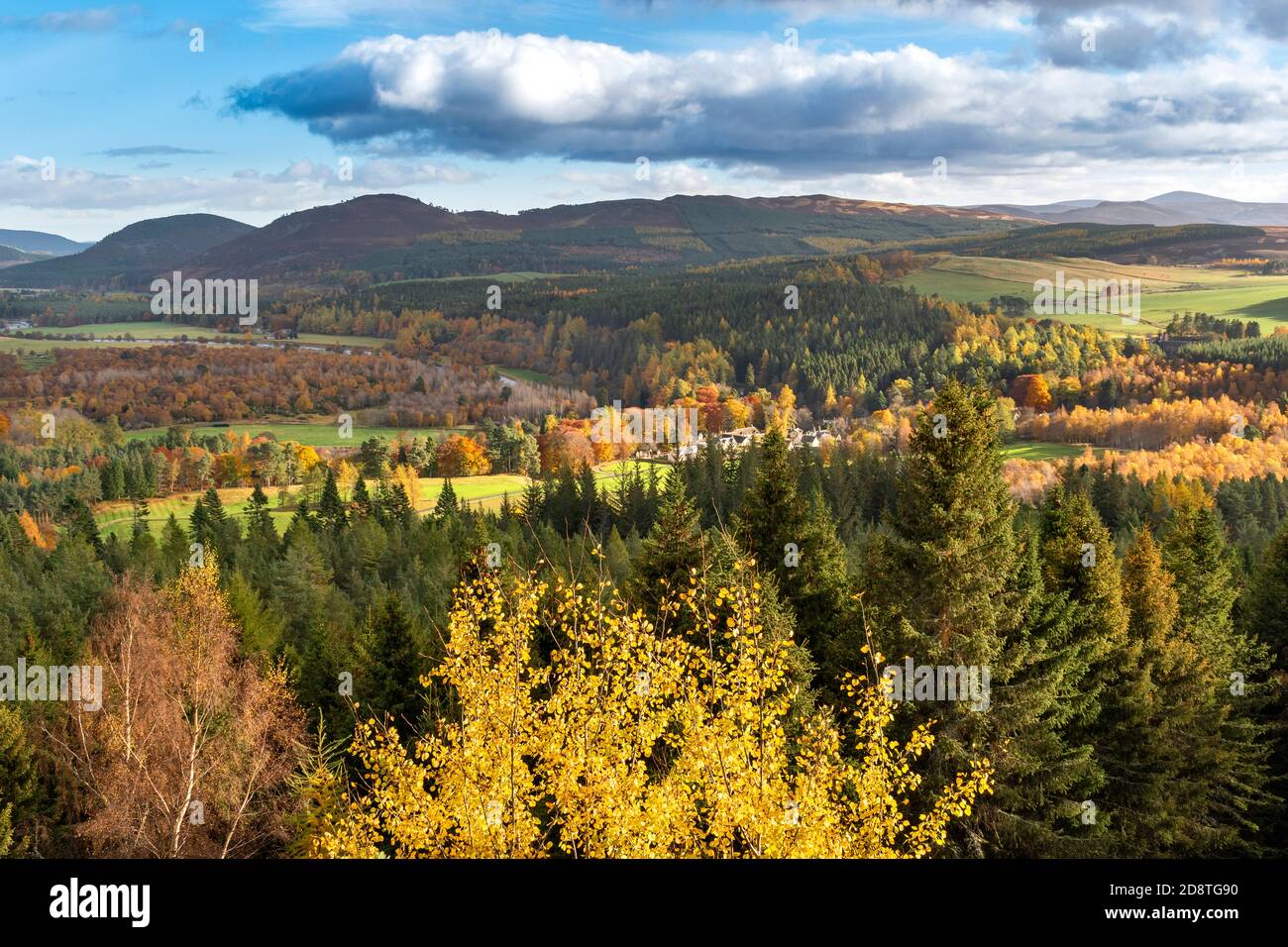 BALMORAL ESTATE RIVER DEE VALLEY ABERDEENSHIRE SCOTLAND LOOKING TOWARDS ESTATE HOUSES RIVER SURROUNDED BY TREES IN AUTUMN Stock Photo