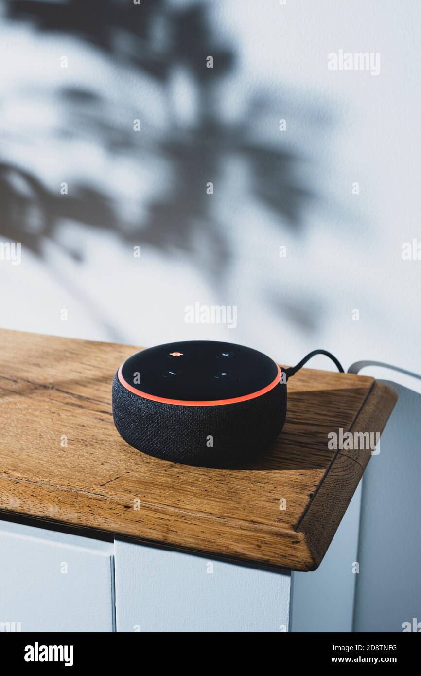 Red light on echo dot hires stock photography and images Alamy