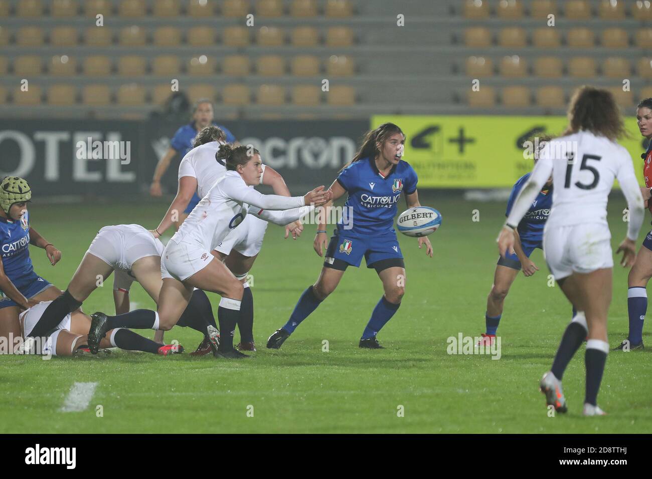 Parma, Italy. 1st Nov, 2020. parma, Italy, Sergio Lanfranchi stadium, 01 Nov 2020, Claudia Macdonald (England) passes the ball during Women 2020 - Italy vs England - Rugby Six Nations match - Credit: LM/Massimiliano Carnabuci Credit: Massimiliano Carnabuci/LPS/ZUMA Wire/Alamy Live News Stock Photo